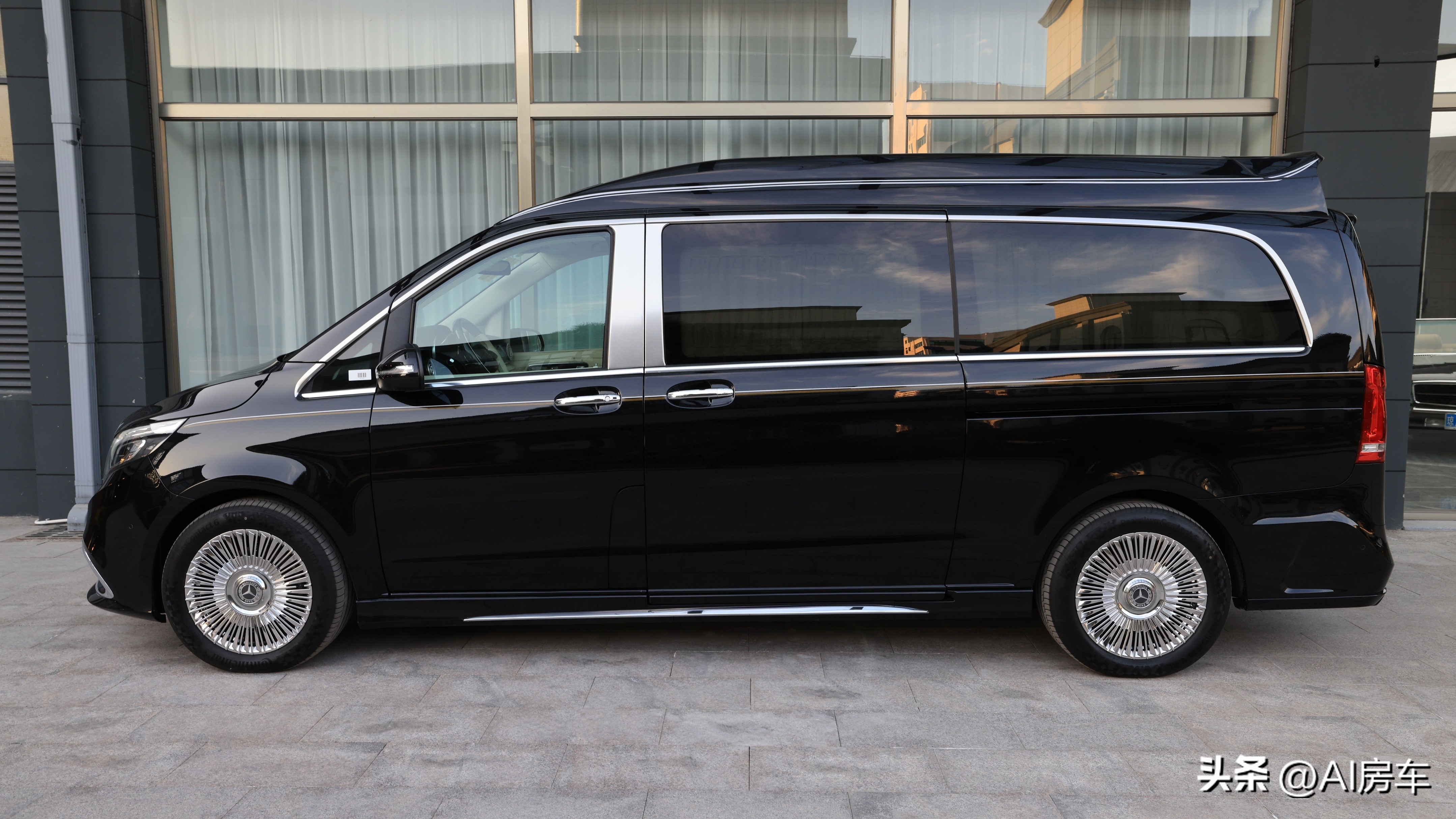 开着比埃尔法还有排面!实拍众神4座行政版!空间大,还暗藏玄机-原装众神之神性能