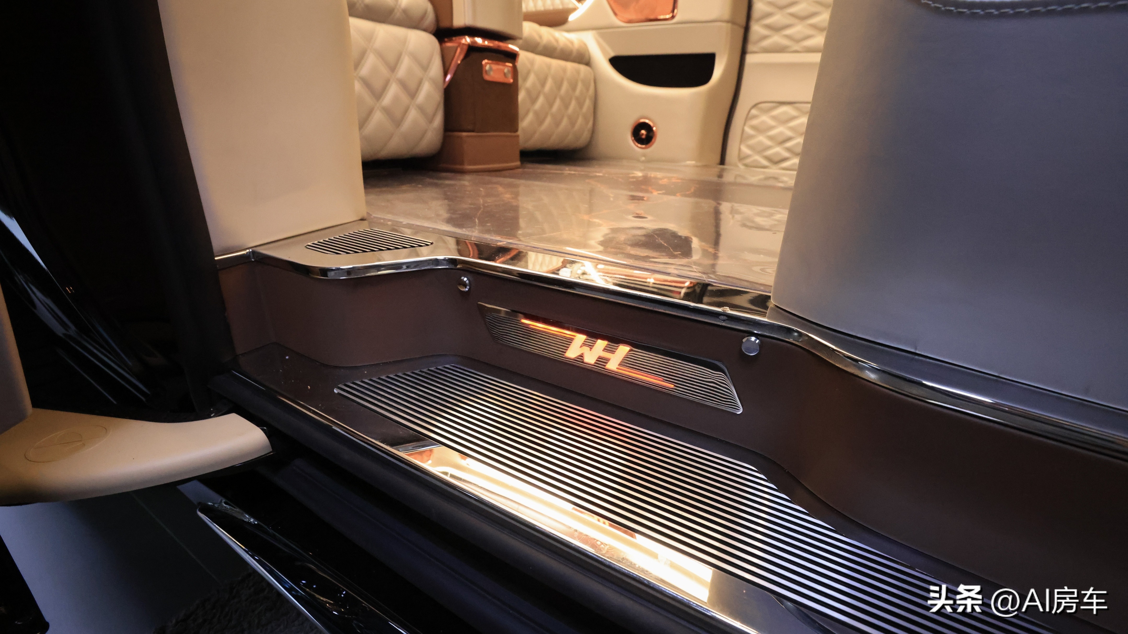 开着比埃尔法还有排面!实拍众神4座行政版!空间大,还暗藏玄机-原装众神之神性能