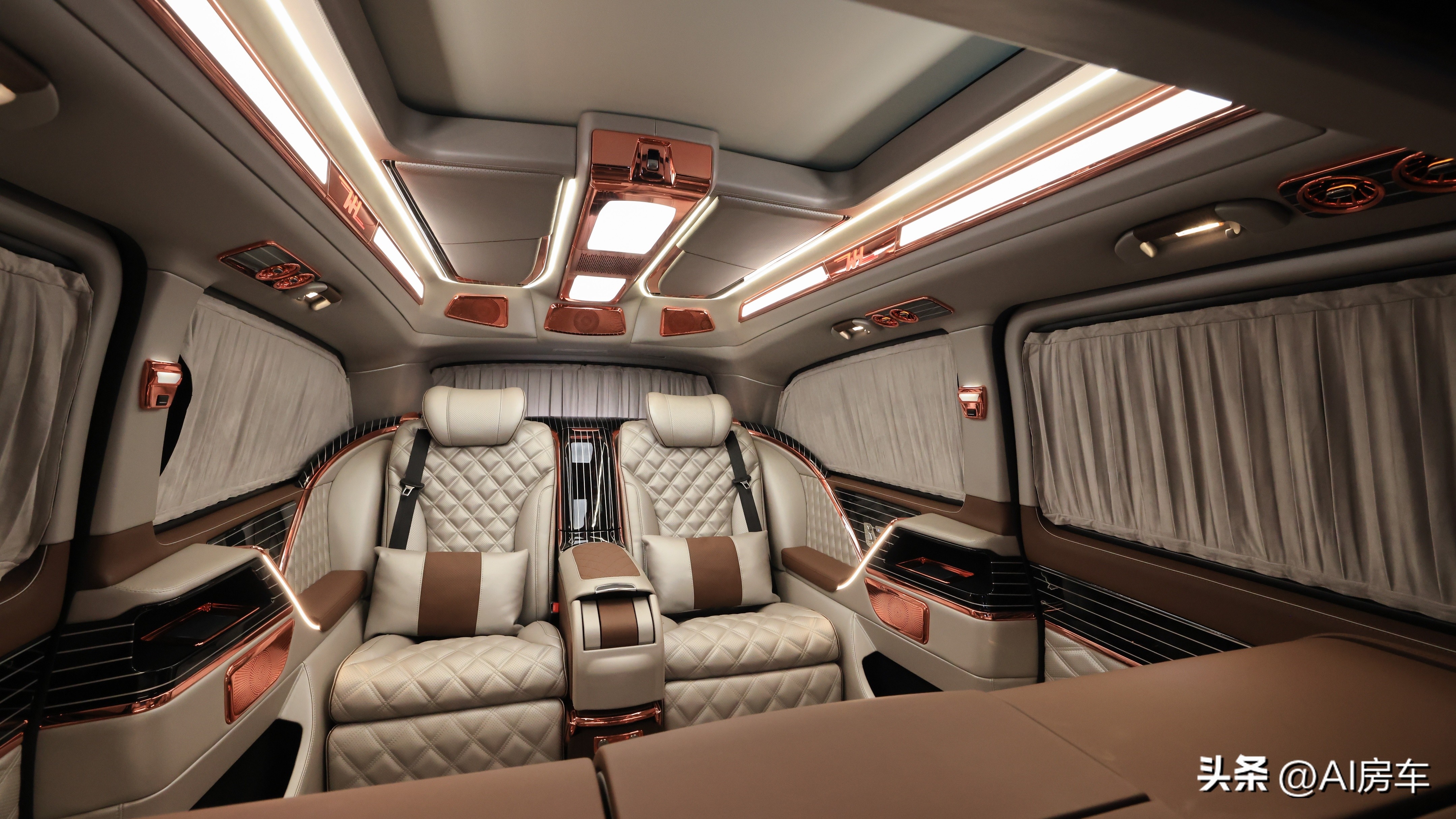 开着比埃尔法还有排面!实拍众神4座行政版!空间大,还暗藏玄机-原装众神之神性能