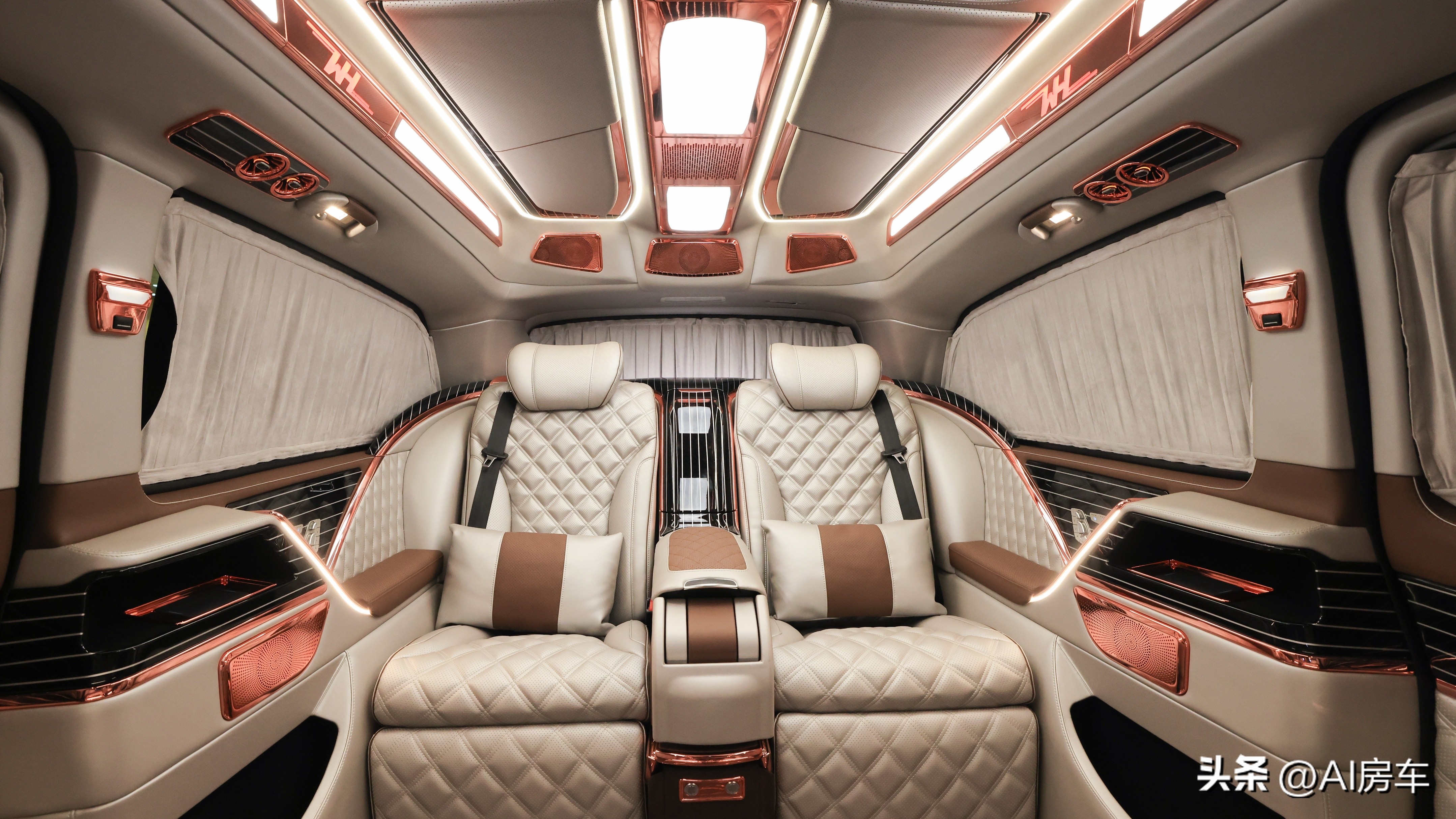 开着比埃尔法还有排面!实拍众神4座行政版!空间大,还暗藏玄机-原装众神之神性能