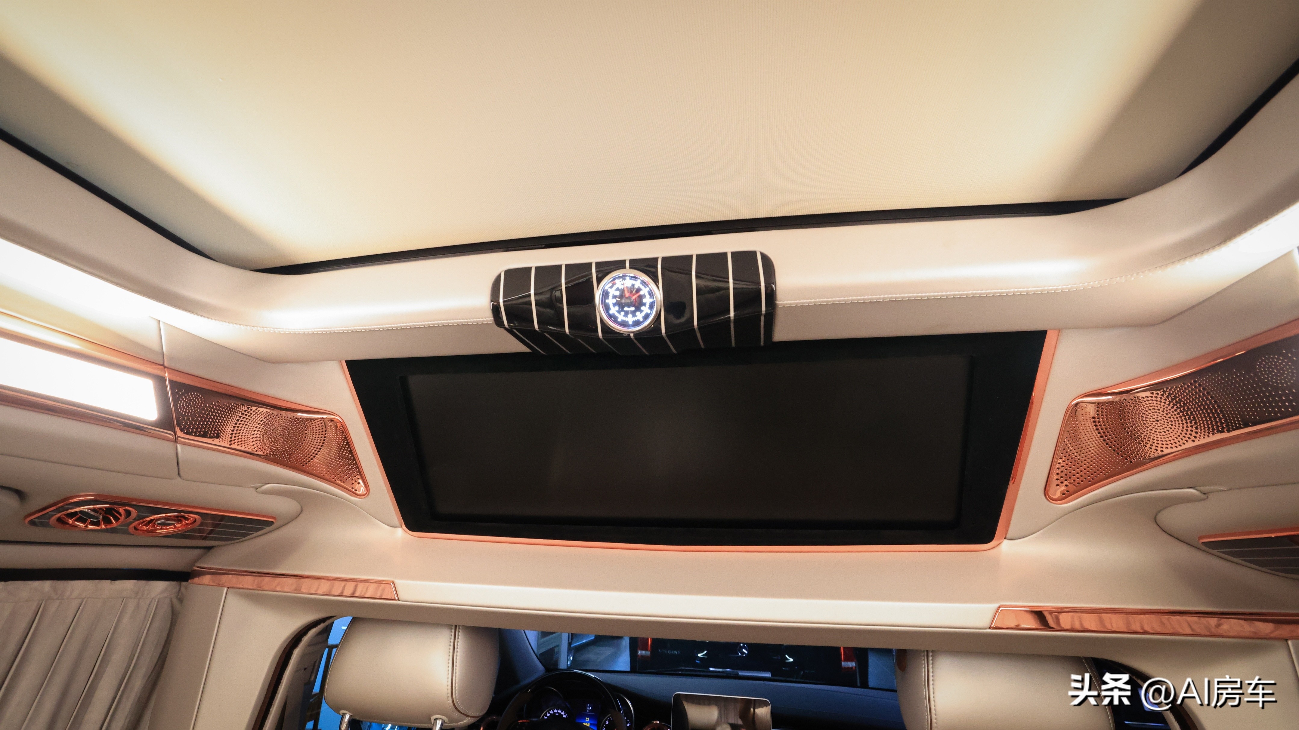 开着比埃尔法还有排面!实拍众神4座行政版!空间大,还暗藏玄机-原装众神之神性能