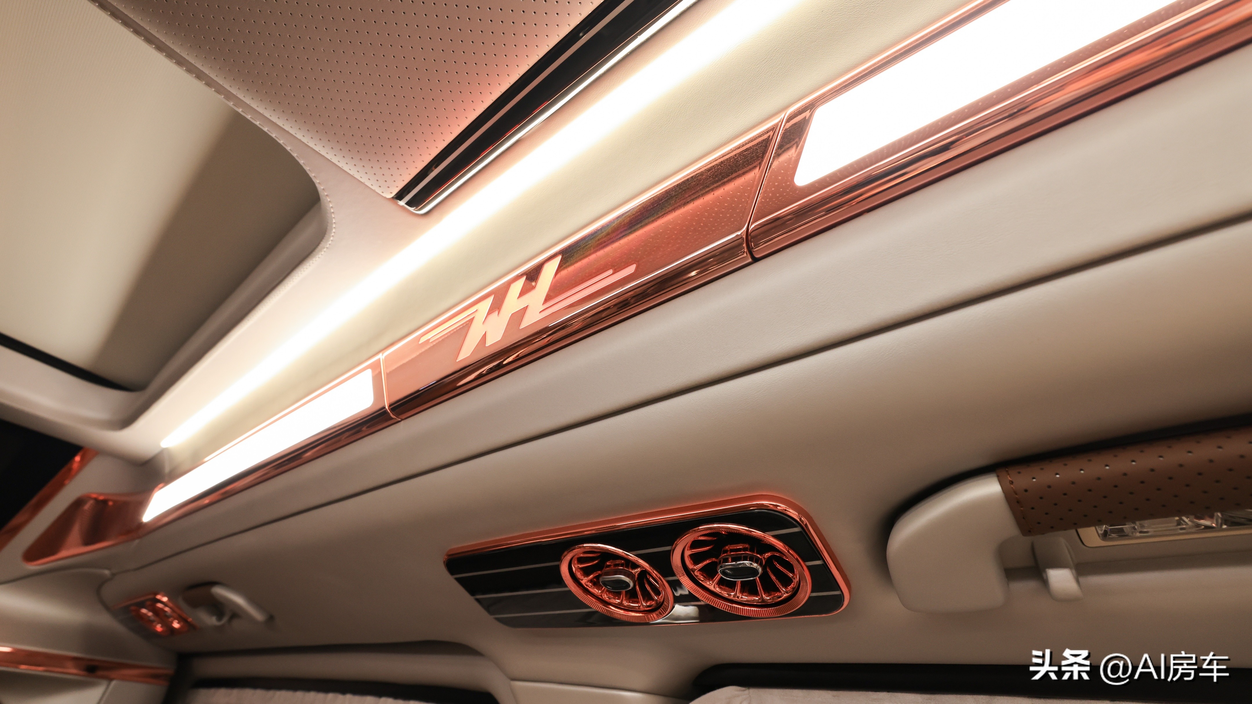 开着比埃尔法还有排面!实拍众神4座行政版!空间大,还暗藏玄机-原装众神之神性能