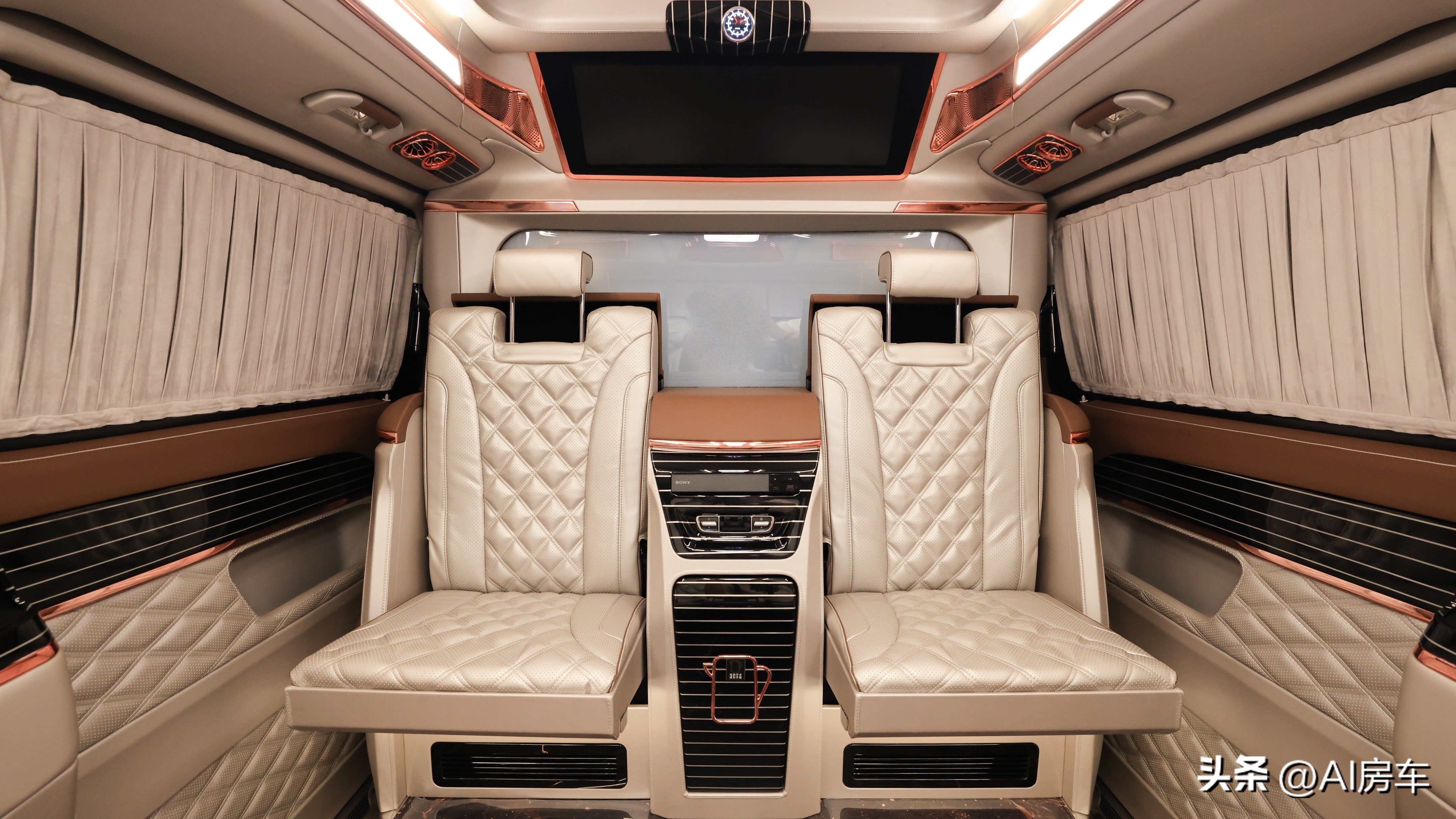 开着比埃尔法还有排面!实拍众神4座行政版!空间大,还暗藏玄机-原装众神之神性能