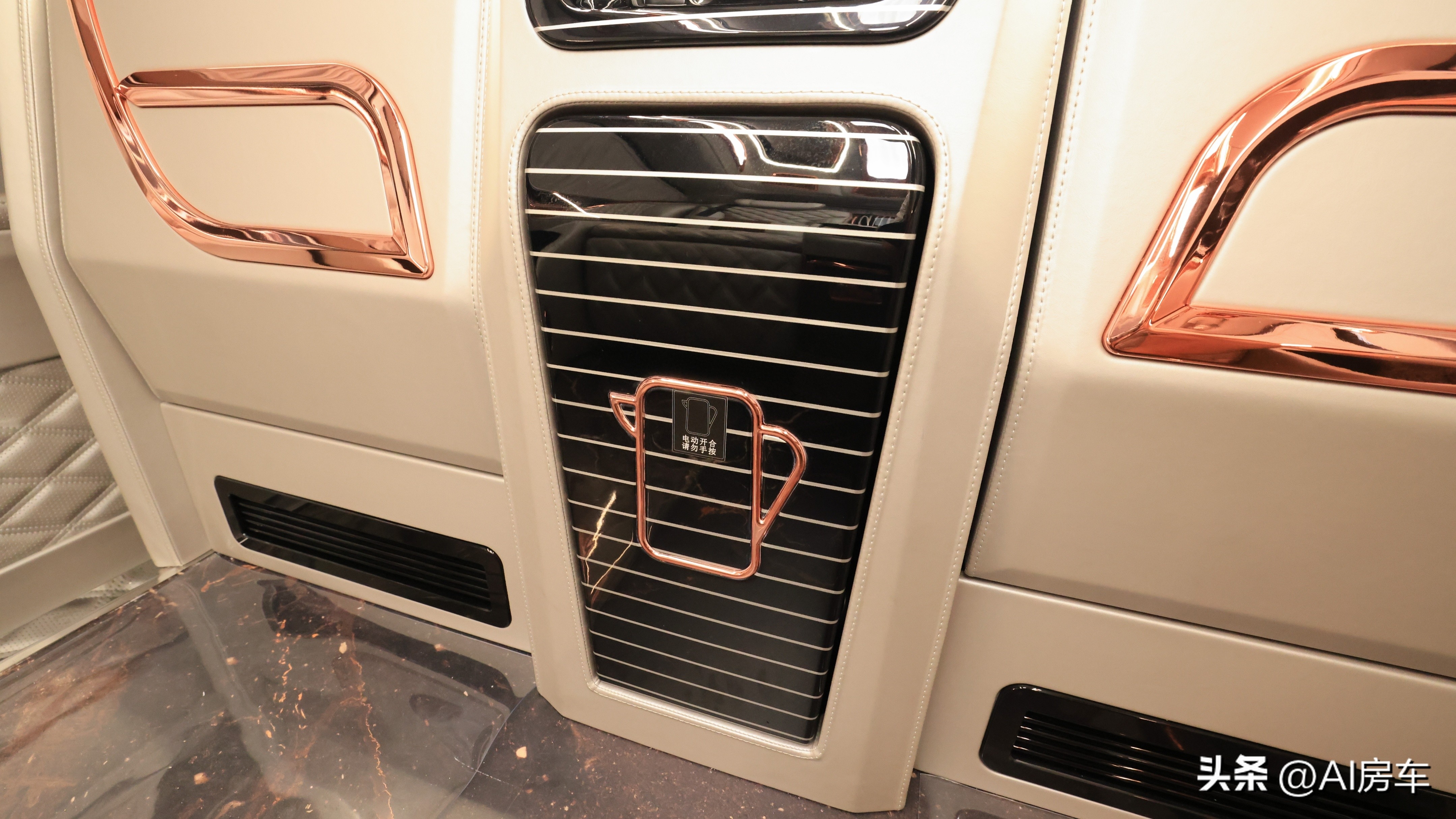 开着比埃尔法还有排面!实拍众神4座行政版!空间大,还暗藏玄机-原装众神之神性能