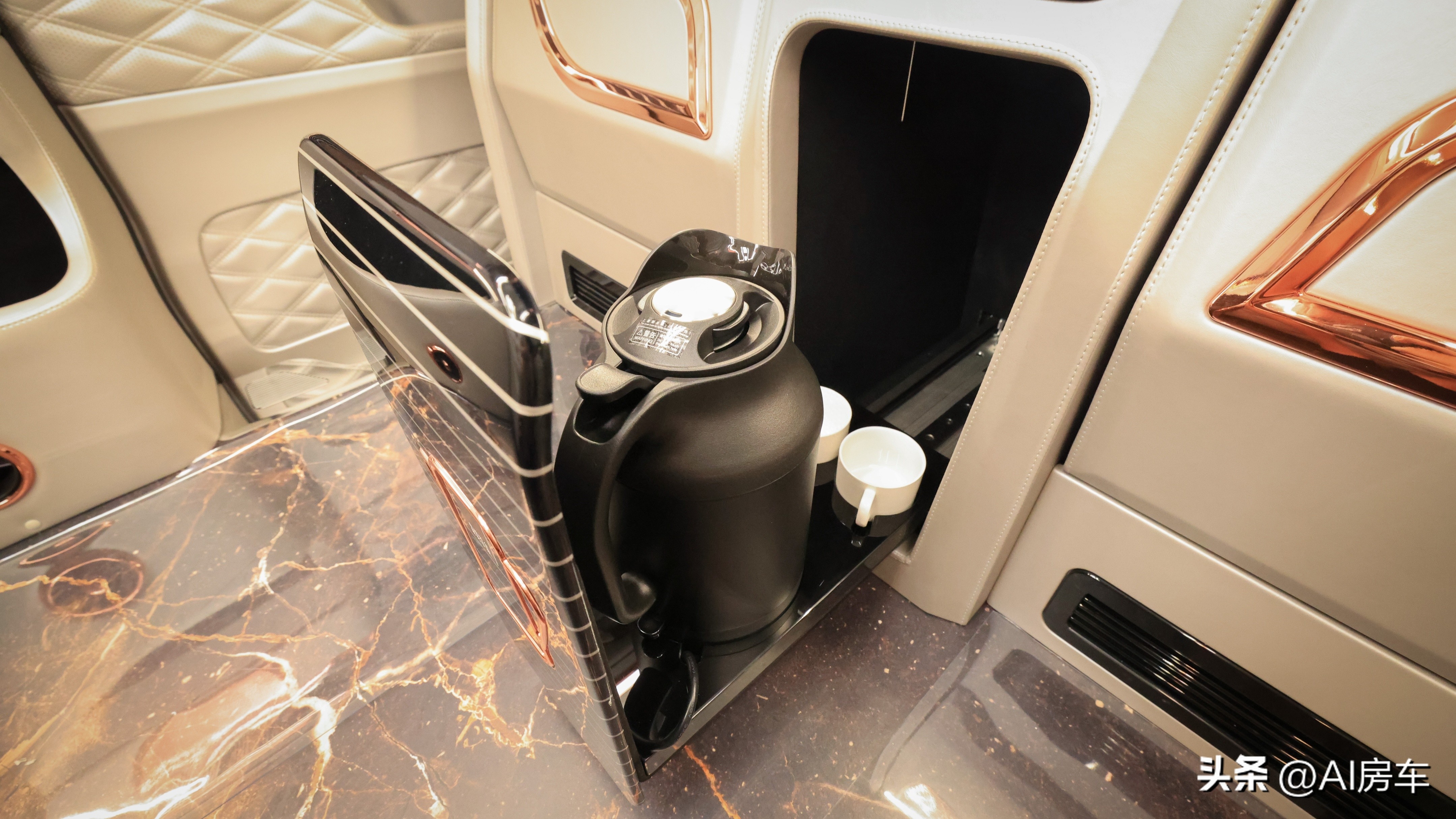 开着比埃尔法还有排面!实拍众神4座行政版!空间大,还暗藏玄机-原装众神之神性能