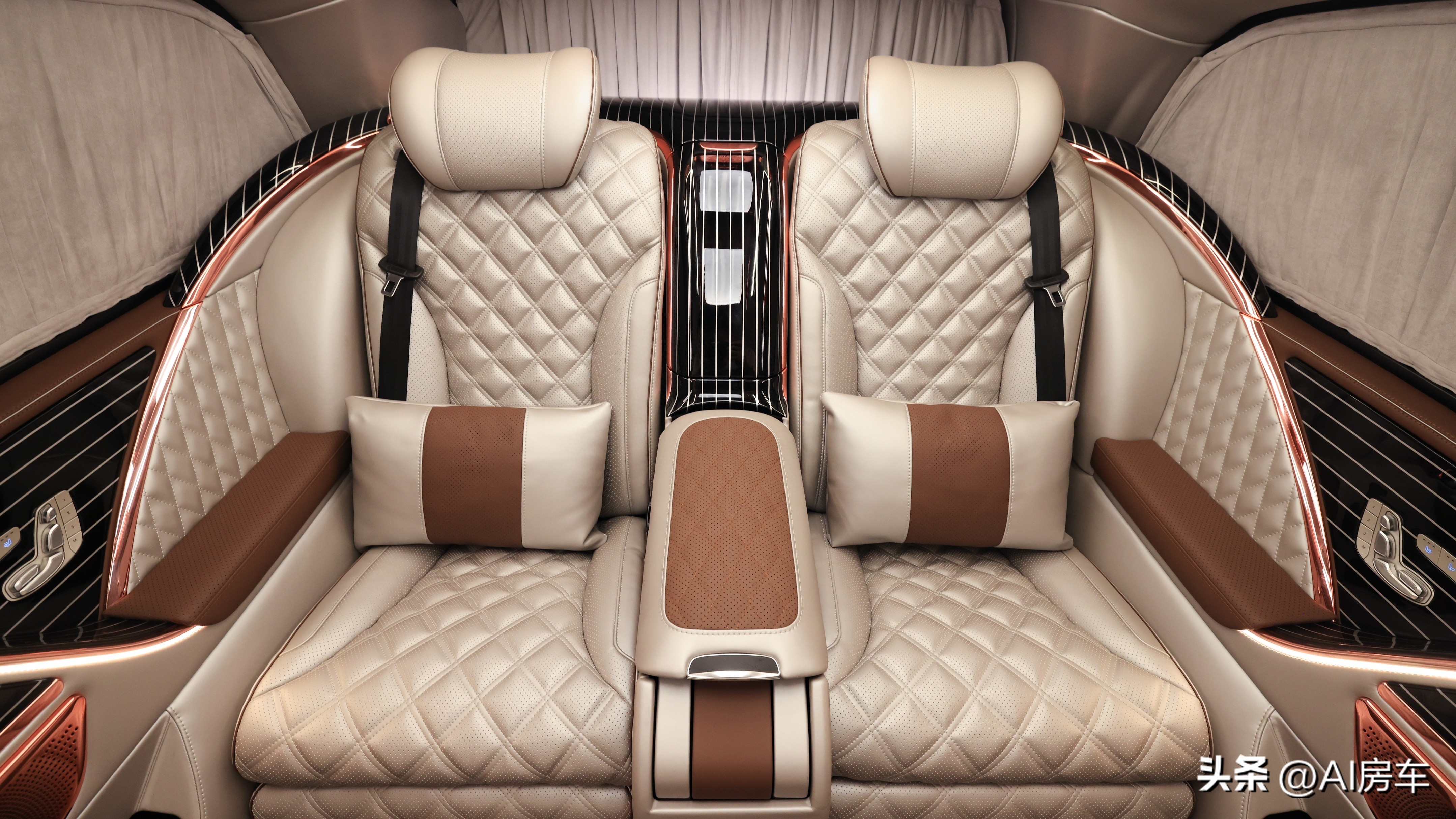 开着比埃尔法还有排面!实拍众神4座行政版!空间大,还暗藏玄机-原装众神之神性能