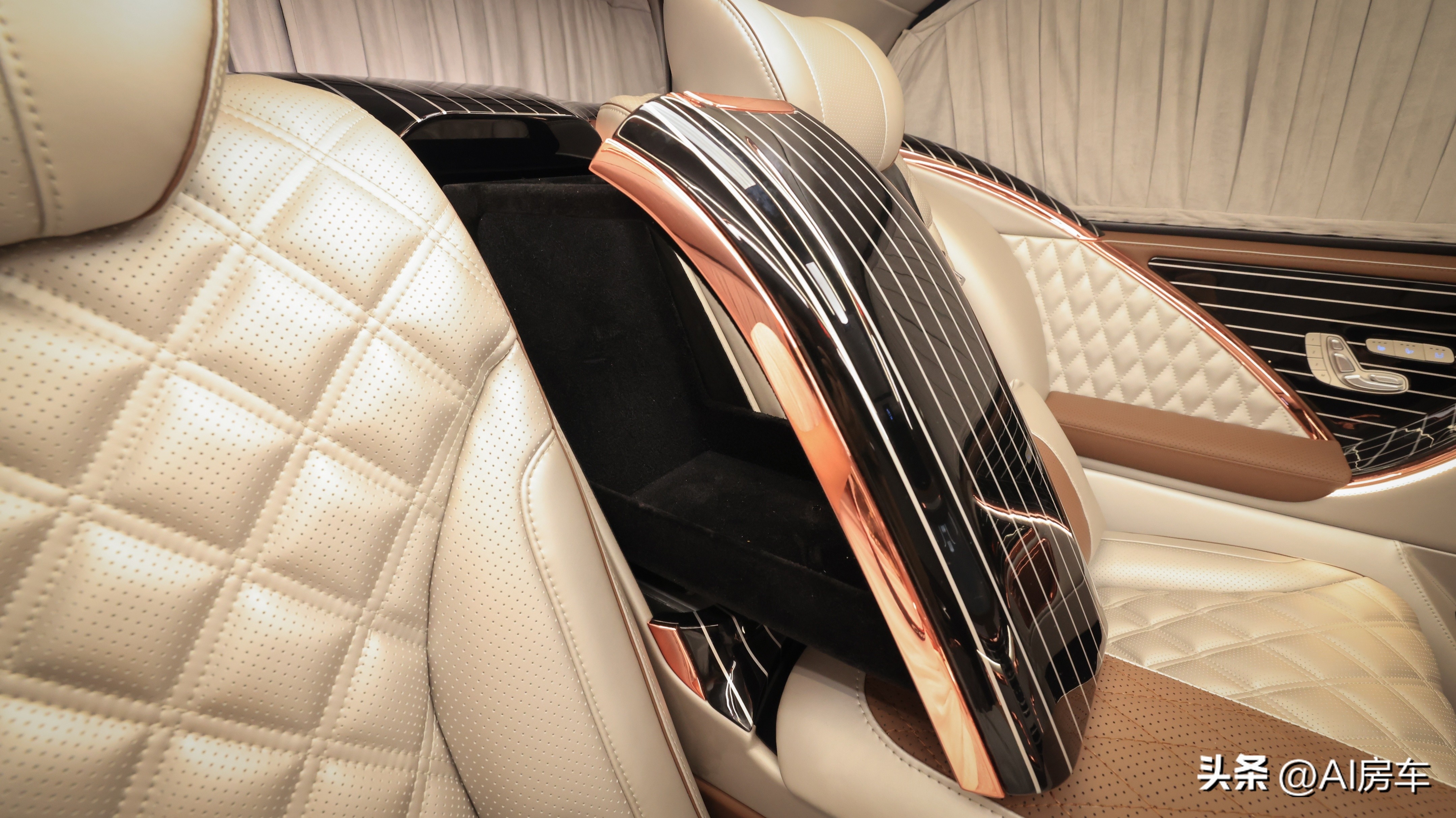 开着比埃尔法还有排面!实拍众神4座行政版!空间大,还暗藏玄机-原装众神之神性能