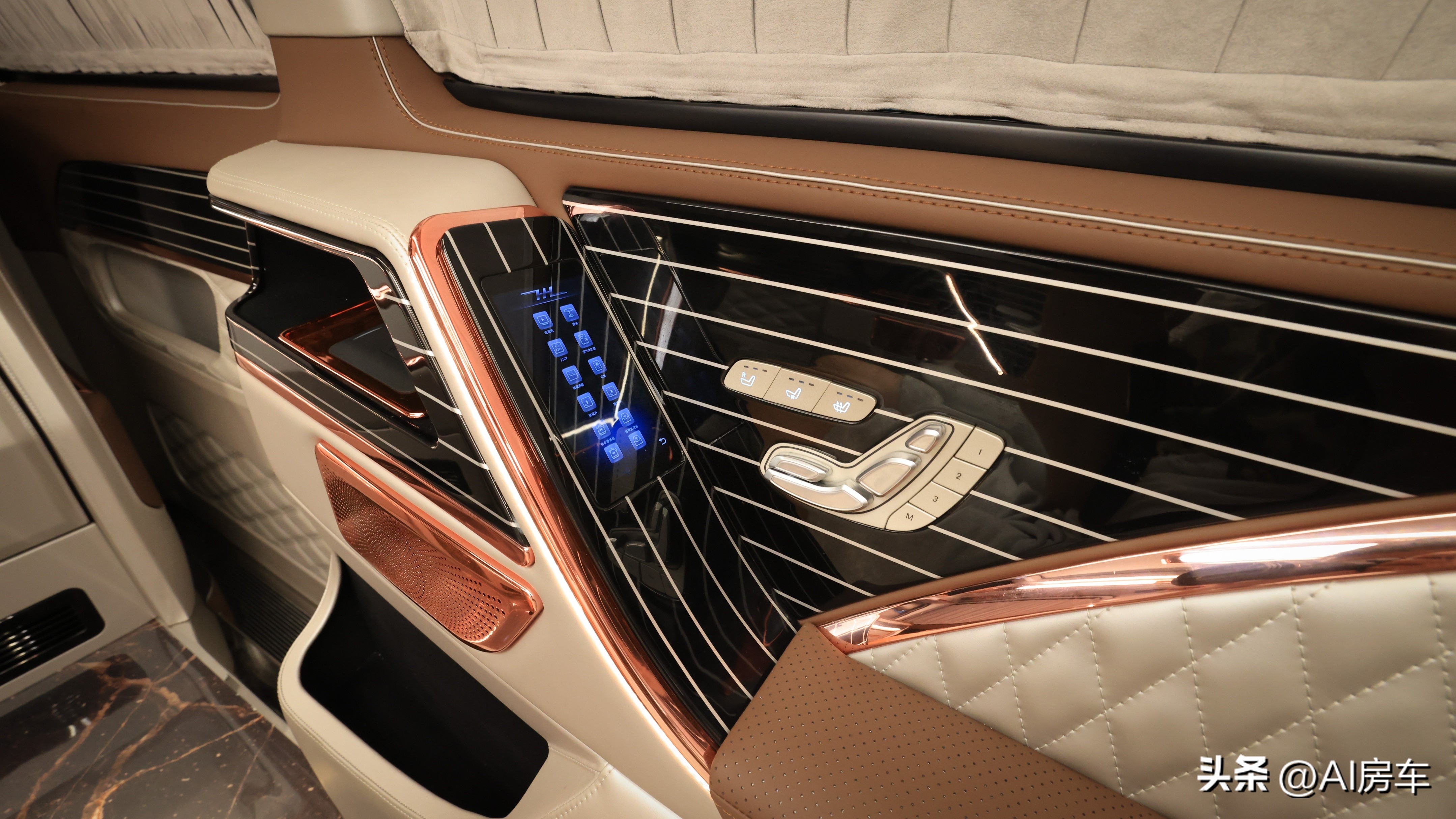 开着比埃尔法还有排面!实拍众神4座行政版!空间大,还暗藏玄机-原装众神之神性能