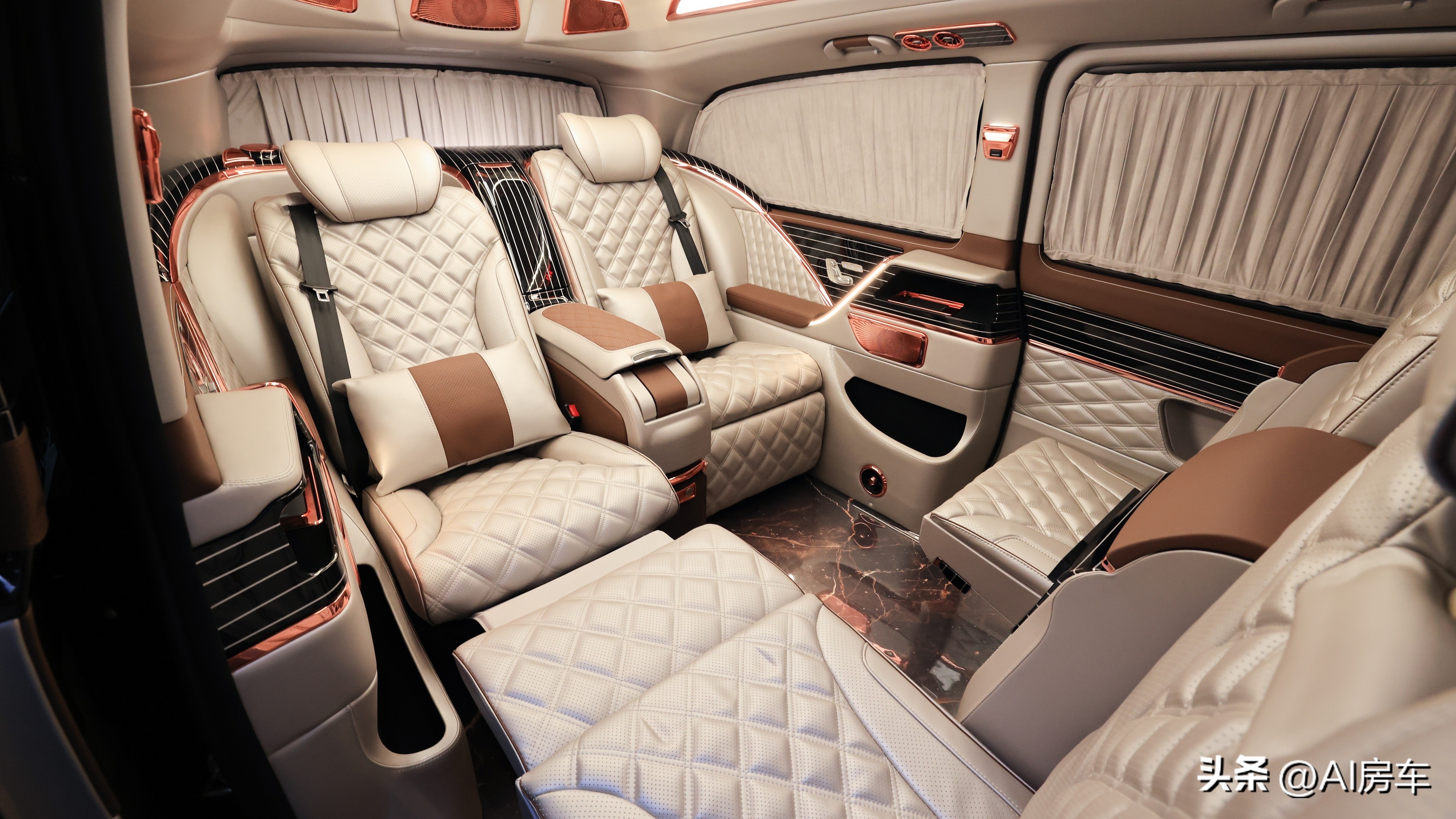 开着比埃尔法还有排面!实拍众神4座行政版!空间大,还暗藏玄机-原装众神之神性能