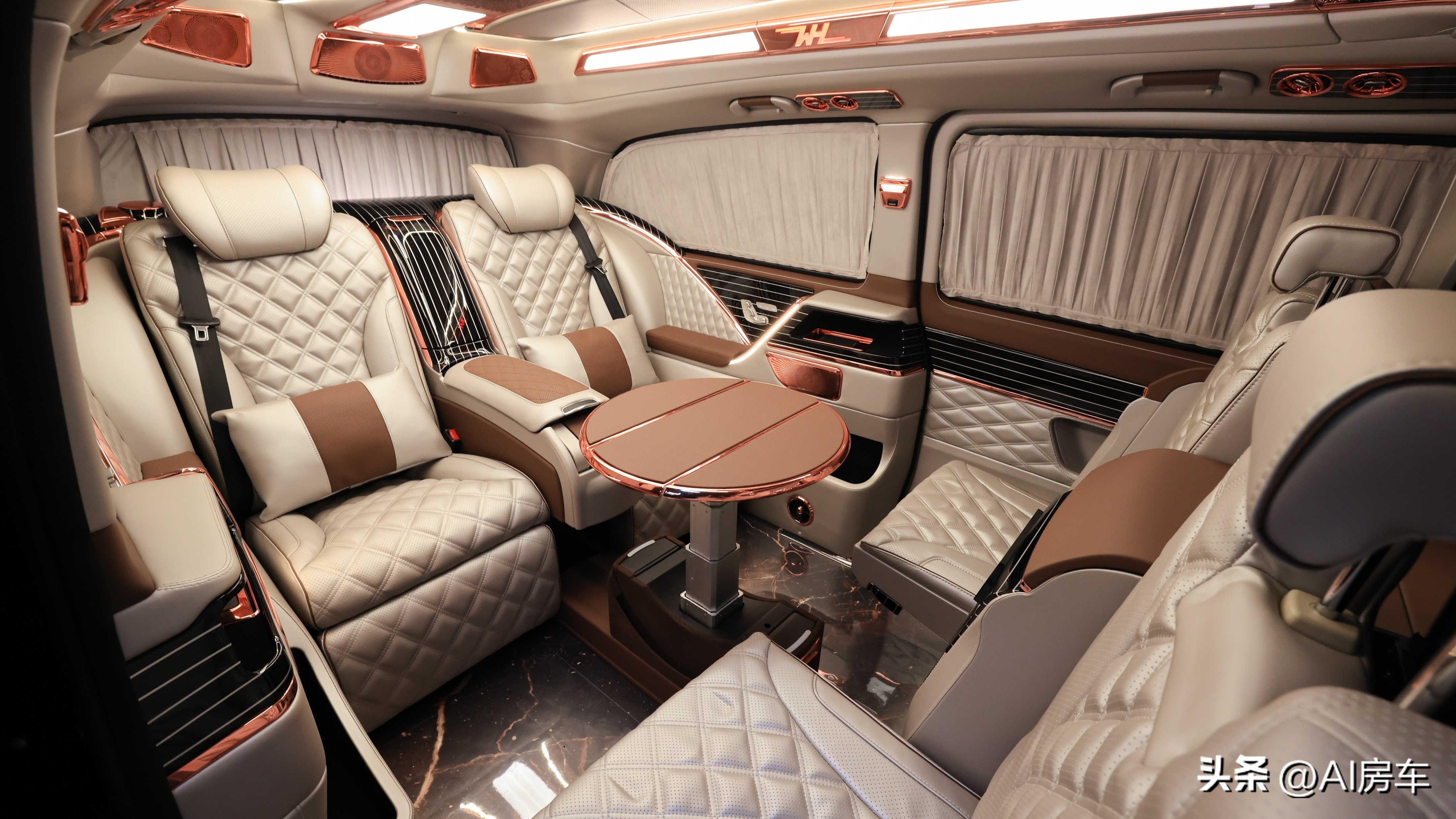 开着比埃尔法还有排面!实拍众神4座行政版!空间大,还暗藏玄机-原装众神之神性能