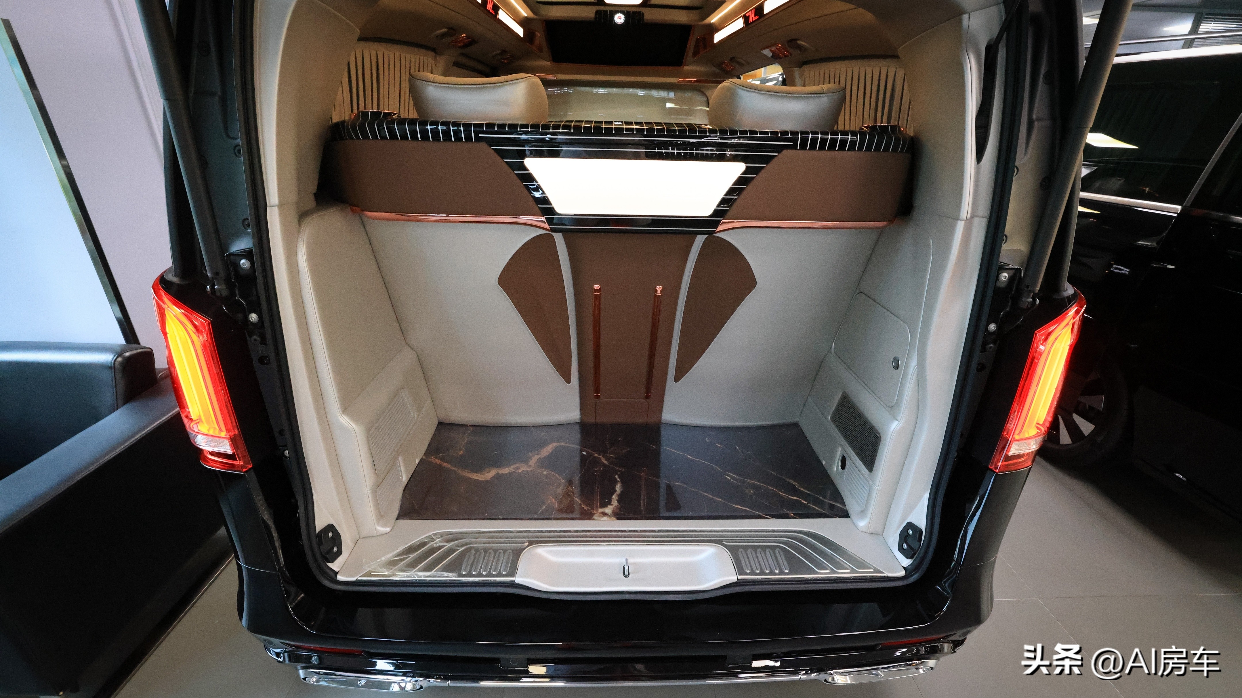 开着比埃尔法还有排面!实拍众神4座行政版!空间大,还暗藏玄机-原装众神之神性能