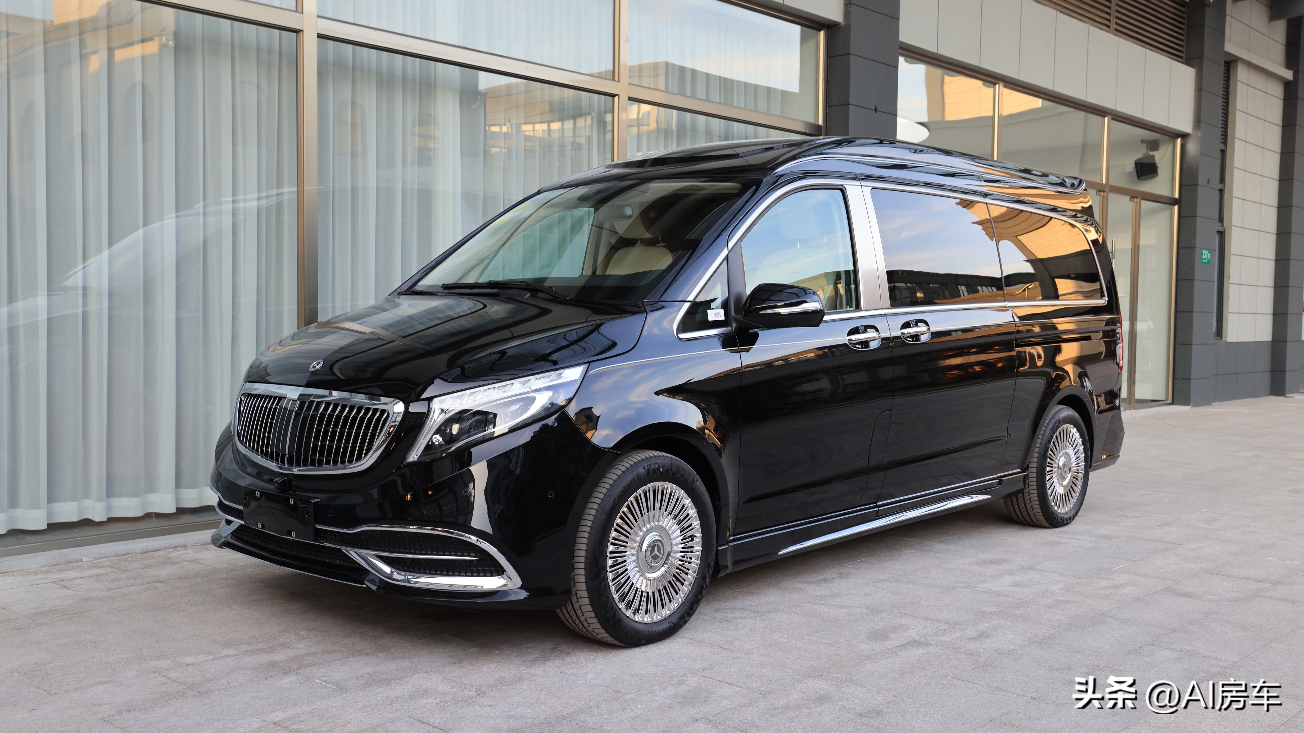 开着比埃尔法还有排面!实拍众神4座行政版!空间大,还暗藏玄机-原装众神之神性能