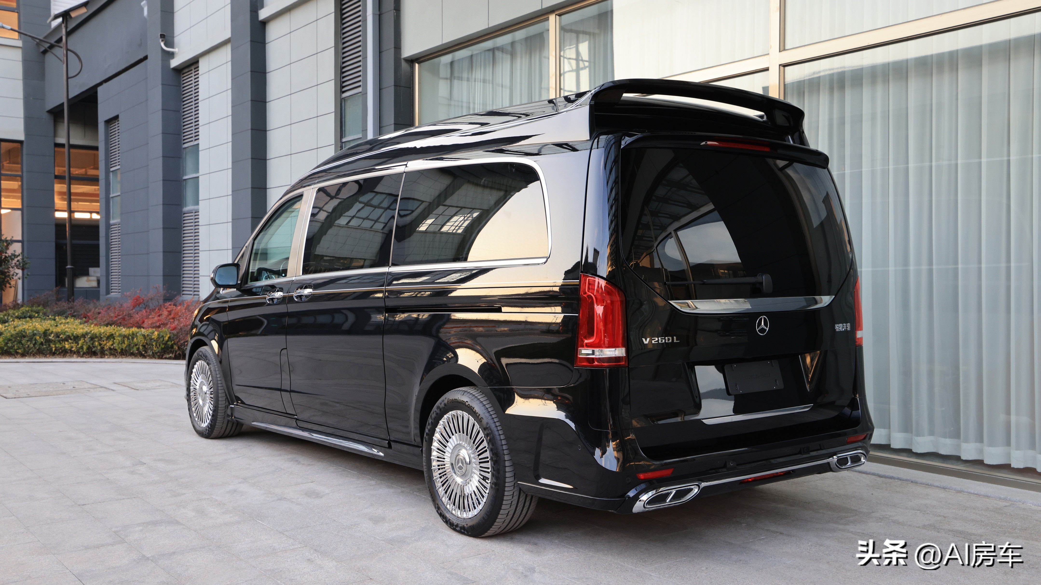 开着比埃尔法还有排面!实拍众神4座行政版!空间大,还暗藏玄机-原装众神之神性能