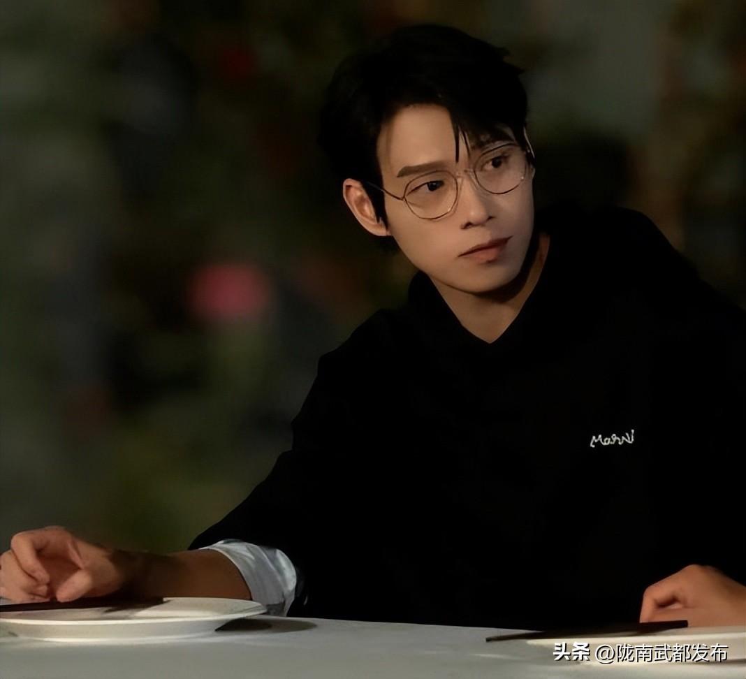 《长相思》片场杨紫给邓为编小辫,爆邓为资源翻倍,接触男主剧本-电视剧《长相思》杨紫预告