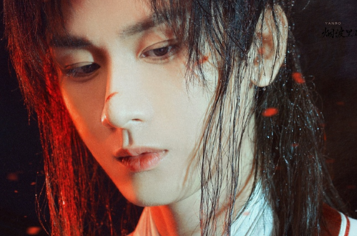 成毅缺陷曝光,拇指外翻遗传,团队撇清关系,网友建议就医治疗-成毅脸歪