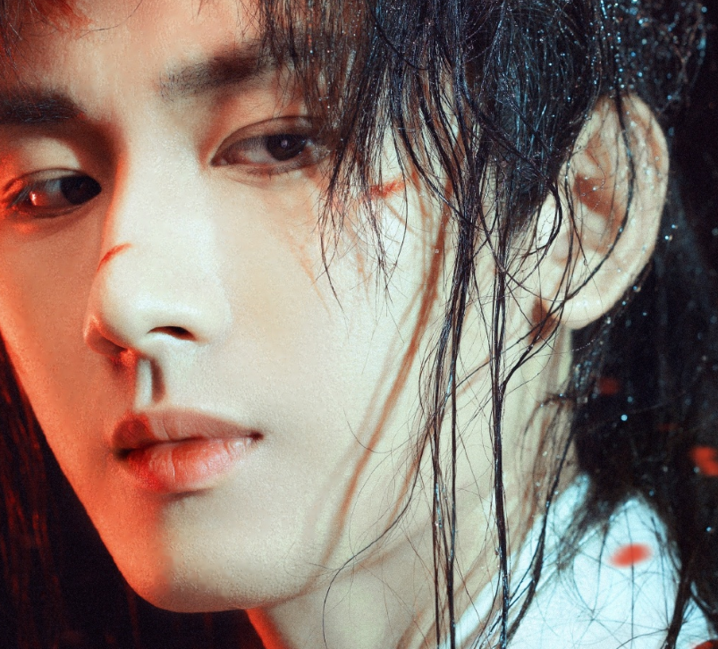 成毅缺陷曝光,拇指外翻遗传,团队撇清关系,网友建议就医治疗-成毅脸歪