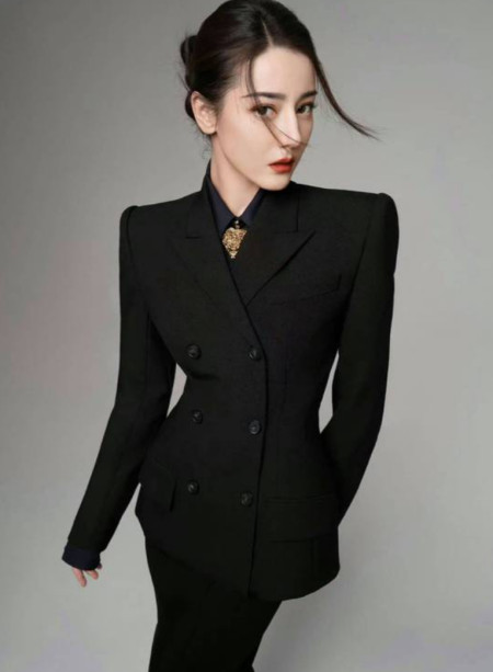 迪丽热巴最新时尚大片,毽子头红唇酷飒十足,气场全开没人顶得住-迪丽热巴造型轰动