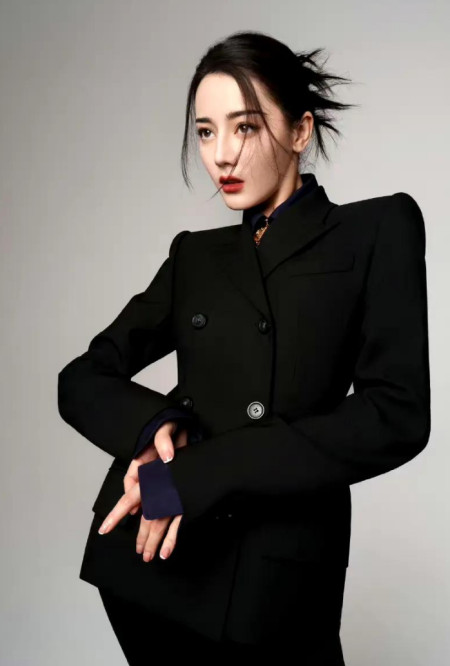 迪丽热巴最新时尚大片,毽子头红唇酷飒十足,气场全开没人顶得住-迪丽热巴造型轰动