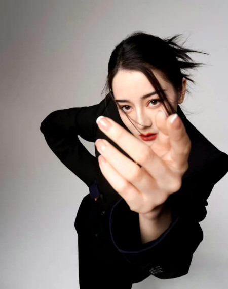 迪丽热巴最新时尚大片,毽子头红唇酷飒十足,气场全开没人顶得住-迪丽热巴造型轰动