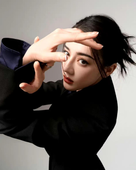 迪丽热巴最新时尚大片,毽子头红唇酷飒十足,气场全开没人顶得住-迪丽热巴造型轰动