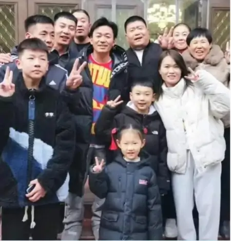 王宝强回村过年啦!和村民拍那么多合影,也真难为宝强了!-王宝强回乡照片