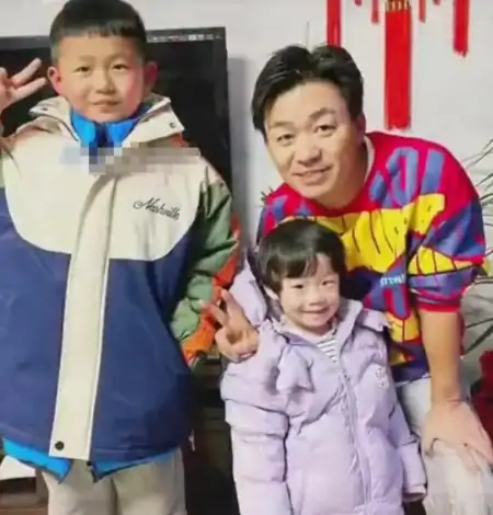 王宝强回村过年啦!和村民拍那么多合影,也真难为宝强了!-王宝强回乡照片