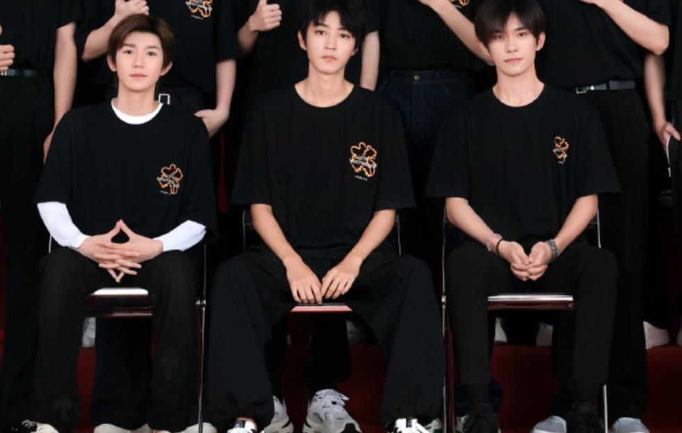 时代峰峻全家福:王俊凯C位,易烊千玺打扮精致,不合体原因曝光-时代峰峻一家四口