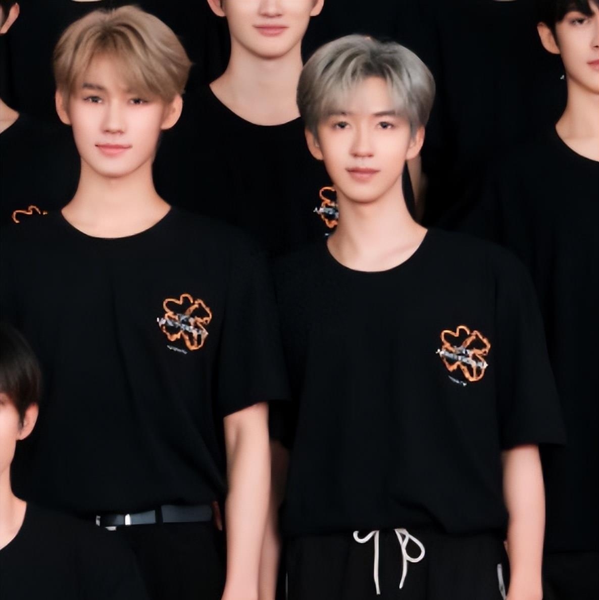 时代峰峻全家福:王俊凯C位,易烊千玺打扮精致,不合体原因曝光-时代峰峻一家四口