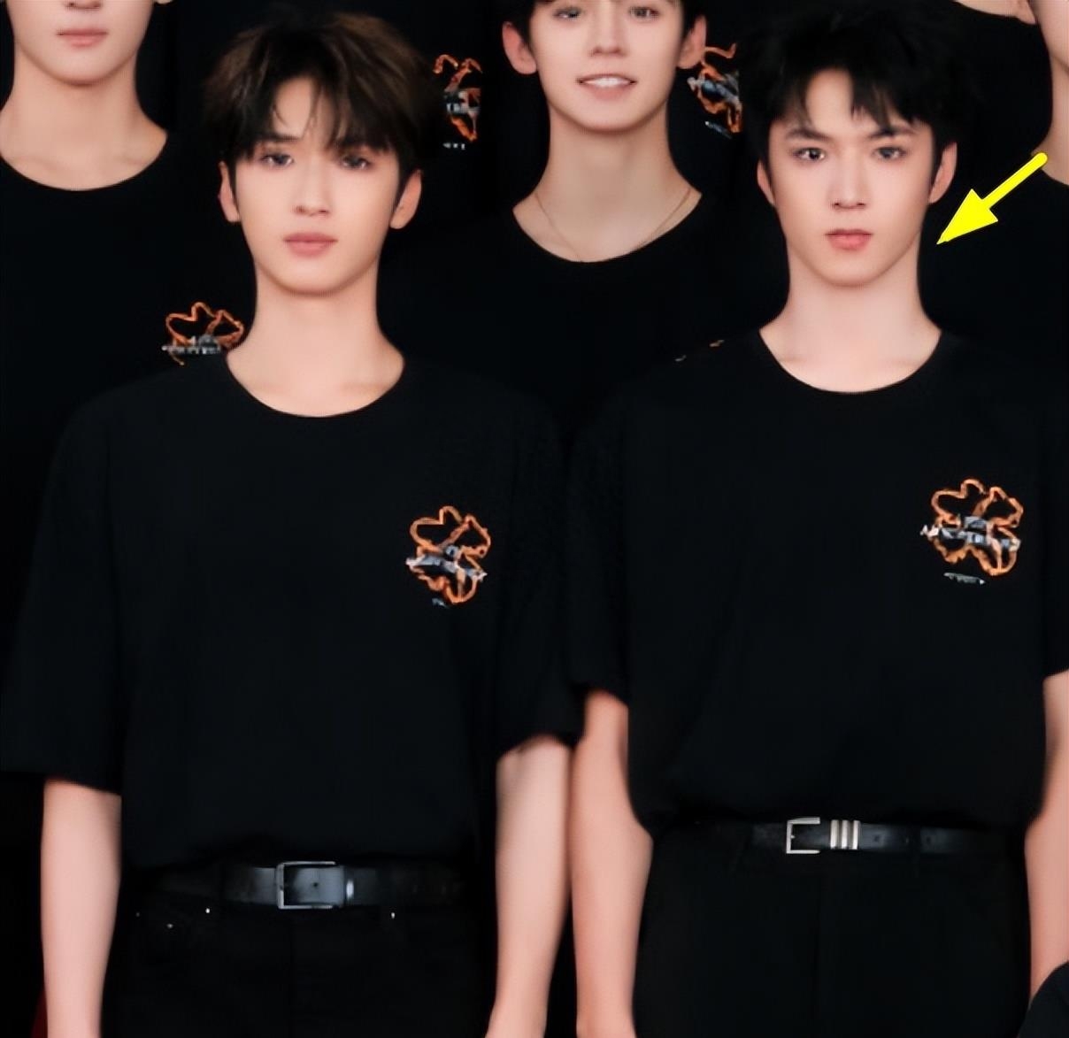 时代峰峻全家福:王俊凯C位,易烊千玺打扮精致,不合体原因曝光-时代峰峻一家四口