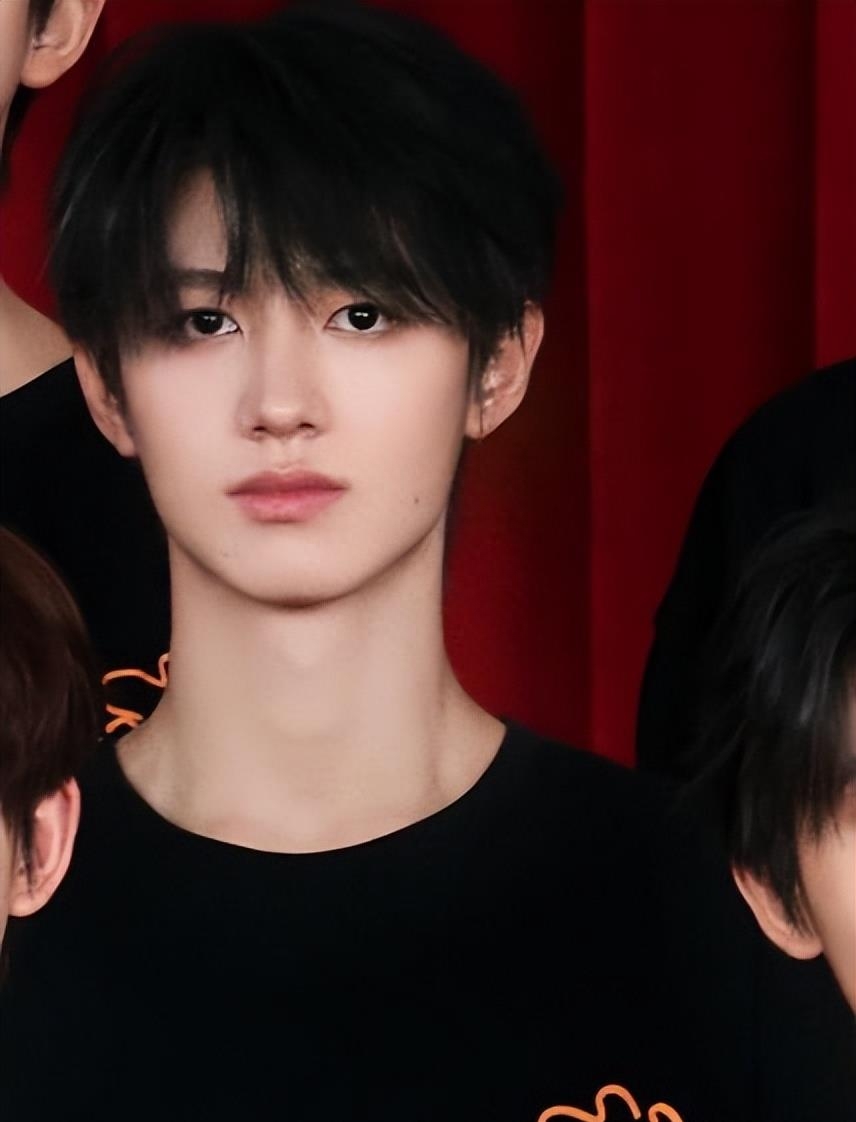 时代峰峻全家福:王俊凯C位,易烊千玺打扮精致,不合体原因曝光-时代峰峻一家四口