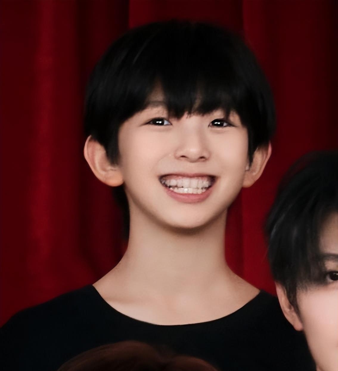 时代峰峻全家福:王俊凯C位,易烊千玺打扮精致,不合体原因曝光-时代峰峻一家四口