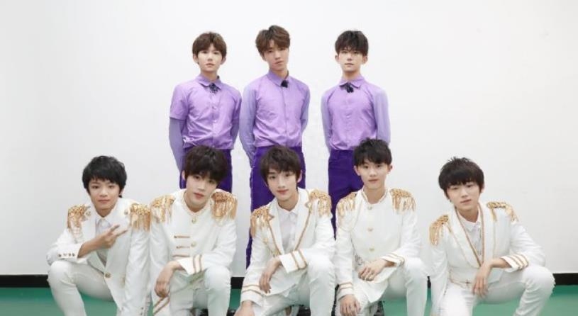 时代峰峻全家福:王俊凯C位,易烊千玺打扮精致,不合体原因曝光-时代峰峻一家四口