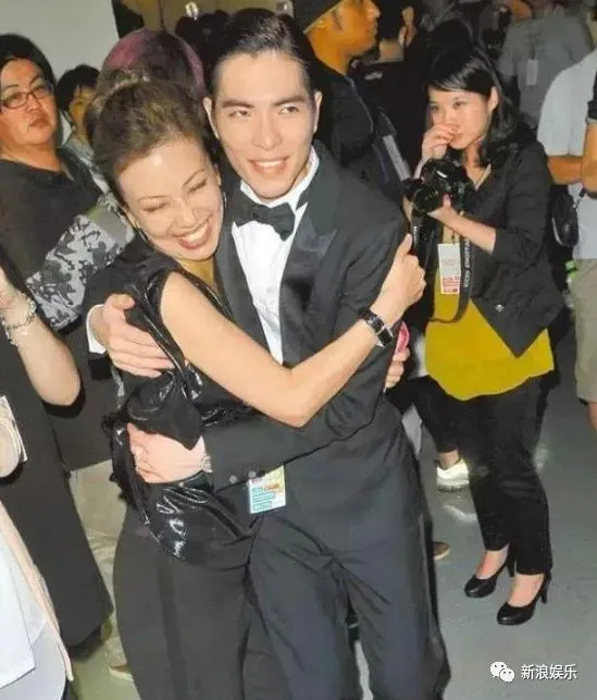 传了十几年,终于承认了!-传了过来的英文