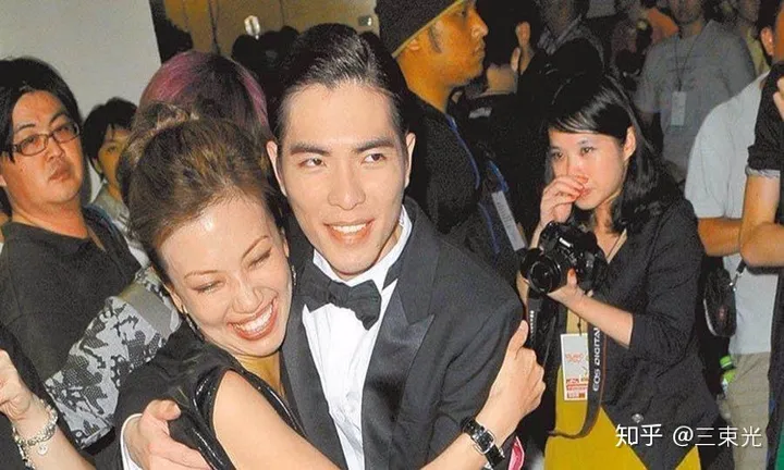 小S问萧敬腾你的经纪人是不是你女朋友,“雨神”没有否认-萧敬腾与经纪人恋情实锤