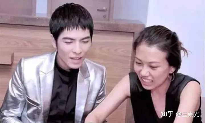 小S问萧敬腾你的经纪人是不是你女朋友,“雨神”没有否认-萧敬腾与经纪人恋情实锤