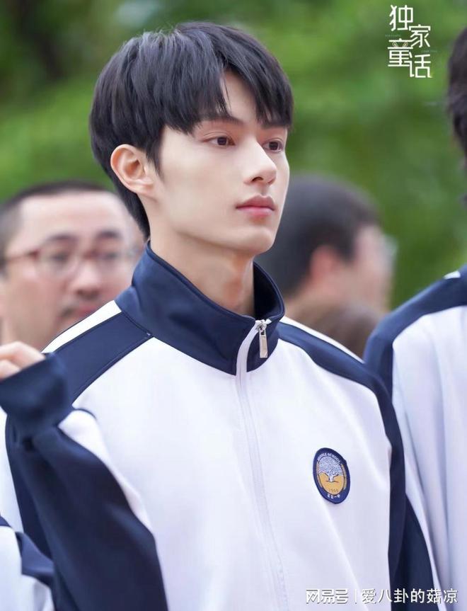 校园剧《独家童话》将至,文俊辉、张淼怡主演,演绎青梅竹马故事-独家童话男女主