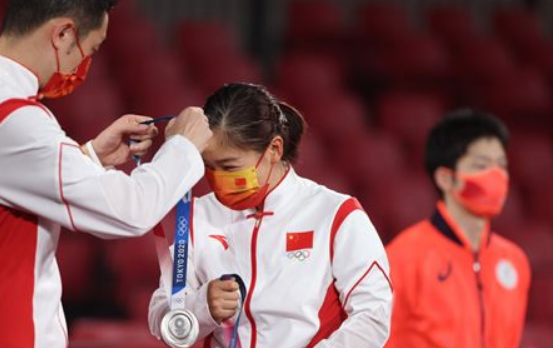 刘诗雯因伤退出团体赛:精神之伤更甚!如此牺牲可以理解值得尊重-刘诗雯是因伤退赛吗