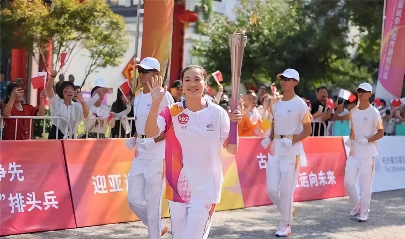 “亚洲飞人”谢震业夺金!与苏炳添齐名,迎娶跳远女王:爱情和体育一样,爱了就是一生