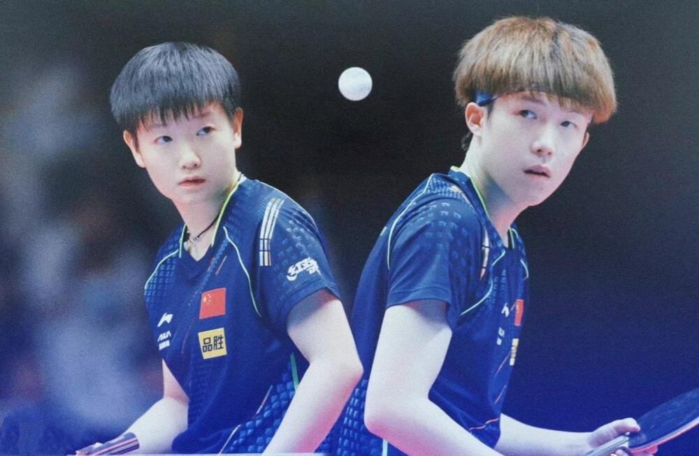 两人关系不一般?孙颖莎与王楚钦亲密动作引争议?真相是这样?-孙颖莎王楚钦央视都在磕的cp