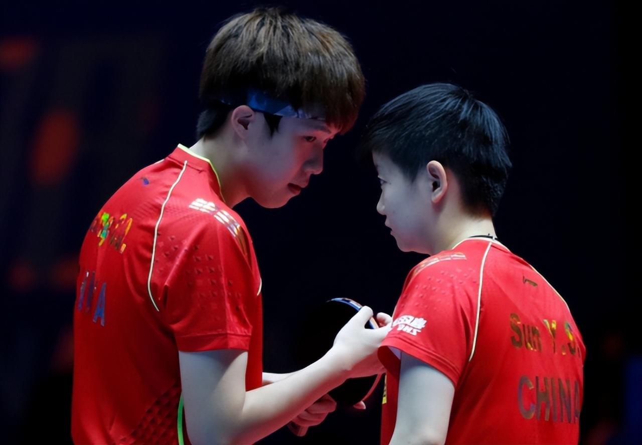 两人关系不一般?孙颖莎与王楚钦亲密动作引争议?真相是这样?-孙颖莎王楚钦央视都在磕的cp