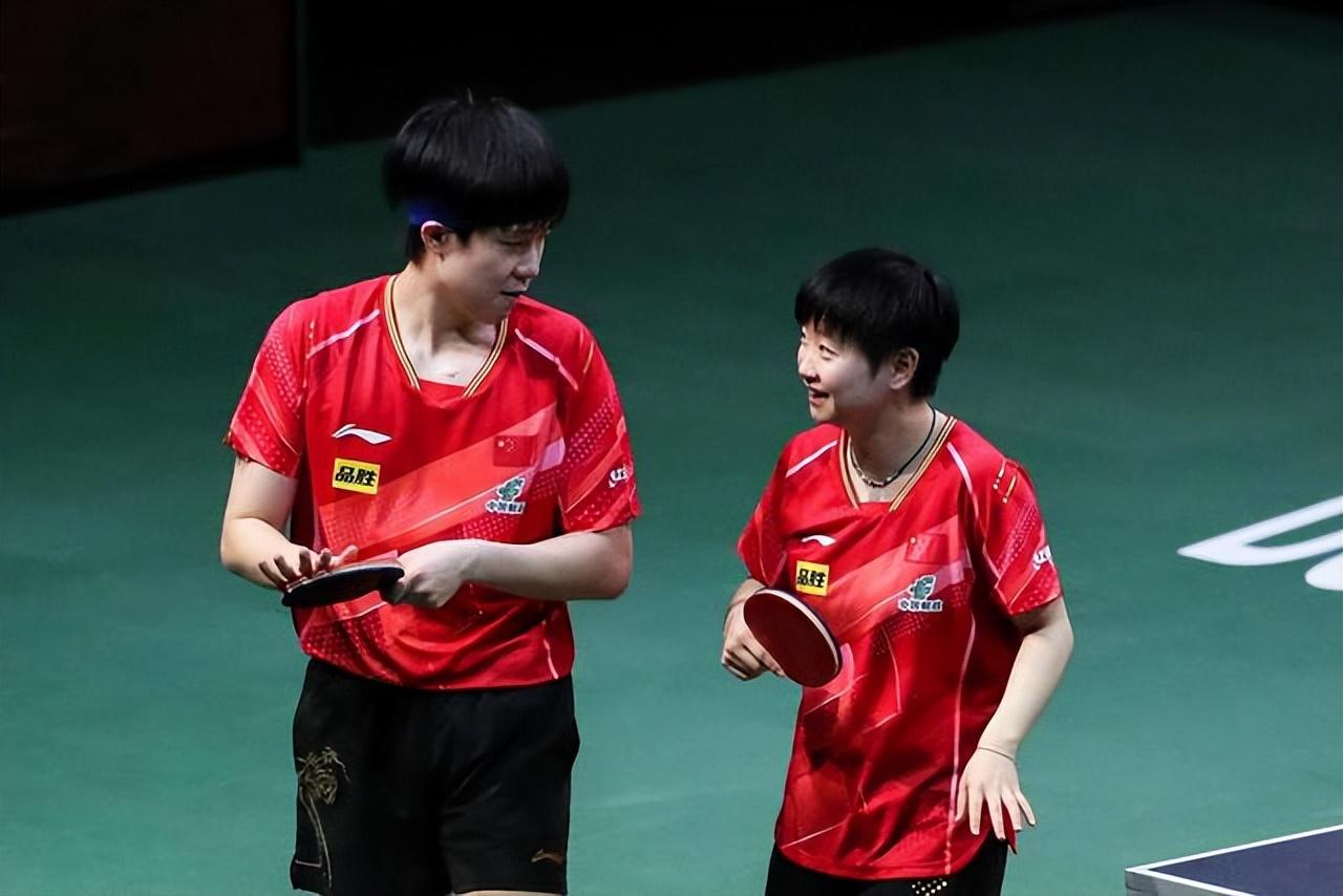 两人关系不一般?孙颖莎与王楚钦亲密动作引争议?真相是这样?-孙颖莎王楚钦央视都在磕的cp