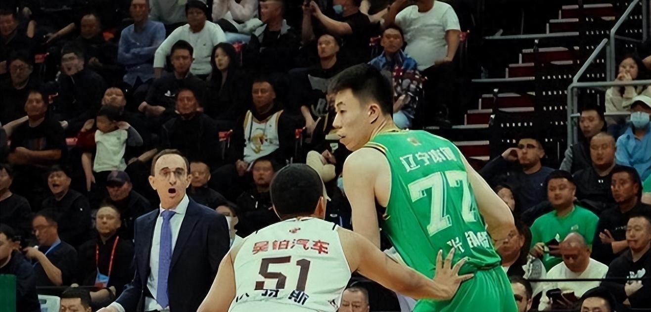 严惩!张镇麟3次撞击沃特斯不判犯规,球迷:局长儿子就能撒野?-张镇麟去nba