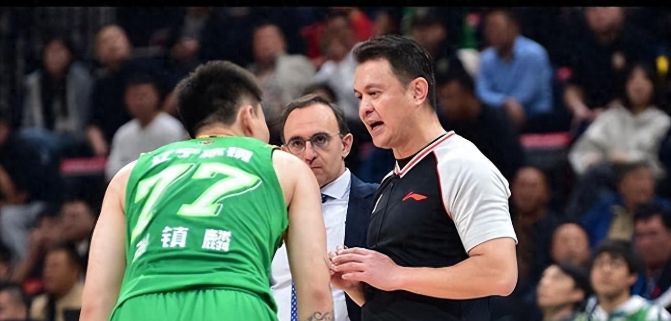 严惩!张镇麟3次撞击沃特斯不判犯规,球迷:局长儿子就能撒野?-张镇麟去nba