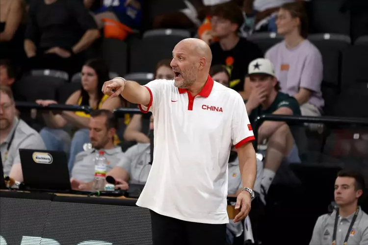 失踪郭艾伦再度惊现!晚上11点拒绝姚明召唤,球迷猜测背后原因-郭艾伦失落照片大全