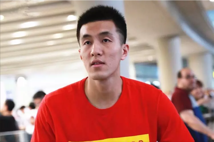 失踪郭艾伦再度惊现!晚上11点拒绝姚明召唤,球迷猜测背后原因-郭艾伦失落照片大全