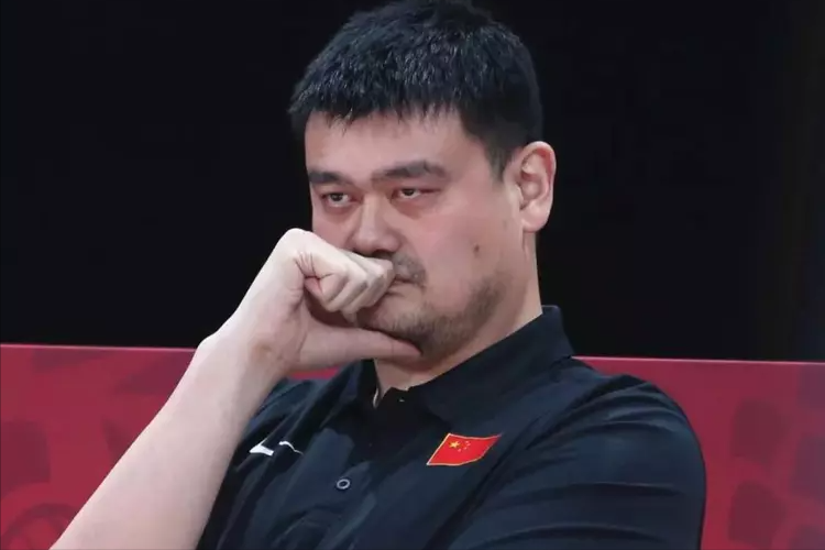 失踪郭艾伦再度惊现!晚上11点拒绝姚明召唤,球迷猜测背后原因-郭艾伦失落照片大全