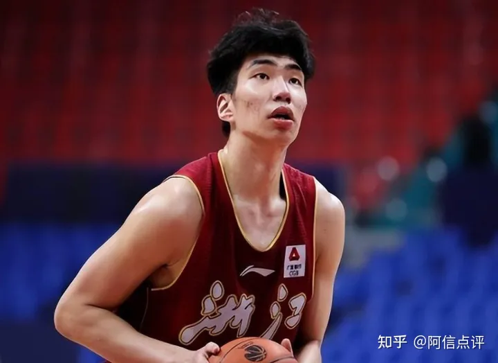 男篮亚运惹争议,周琦意外落选,2米23中锋接班,乔帅再用王哲林-中国男篮运动员周琦