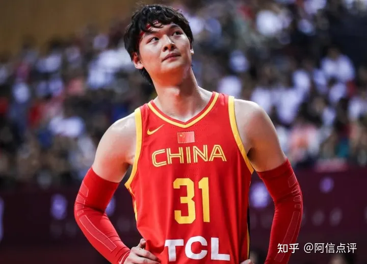 男篮亚运惹争议,周琦意外落选,2米23中锋接班,乔帅再用王哲林-中国男篮运动员周琦