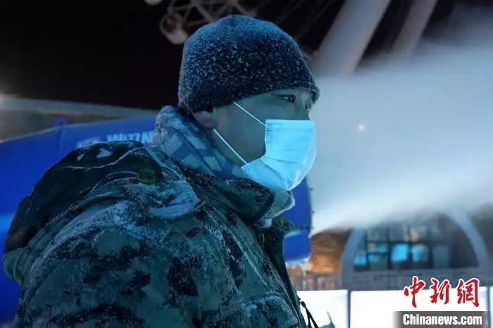 跟访哈尔滨旅游“夜班岗”:宁愿挨冻也不舍冰雪消融