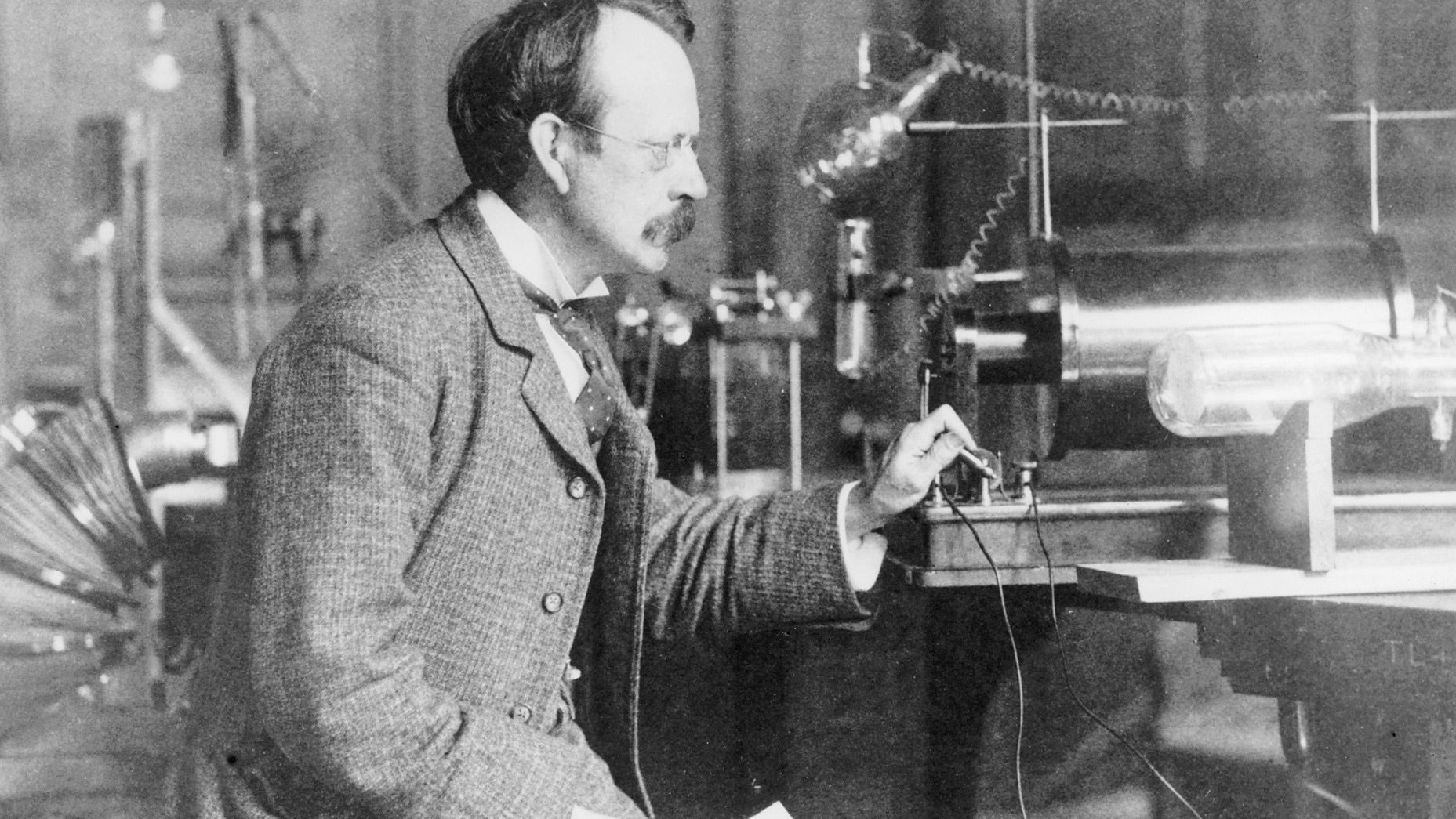 基本粒子3|什么是电场?阴极射线在电场下的偏转-阴离子带什么电荷?